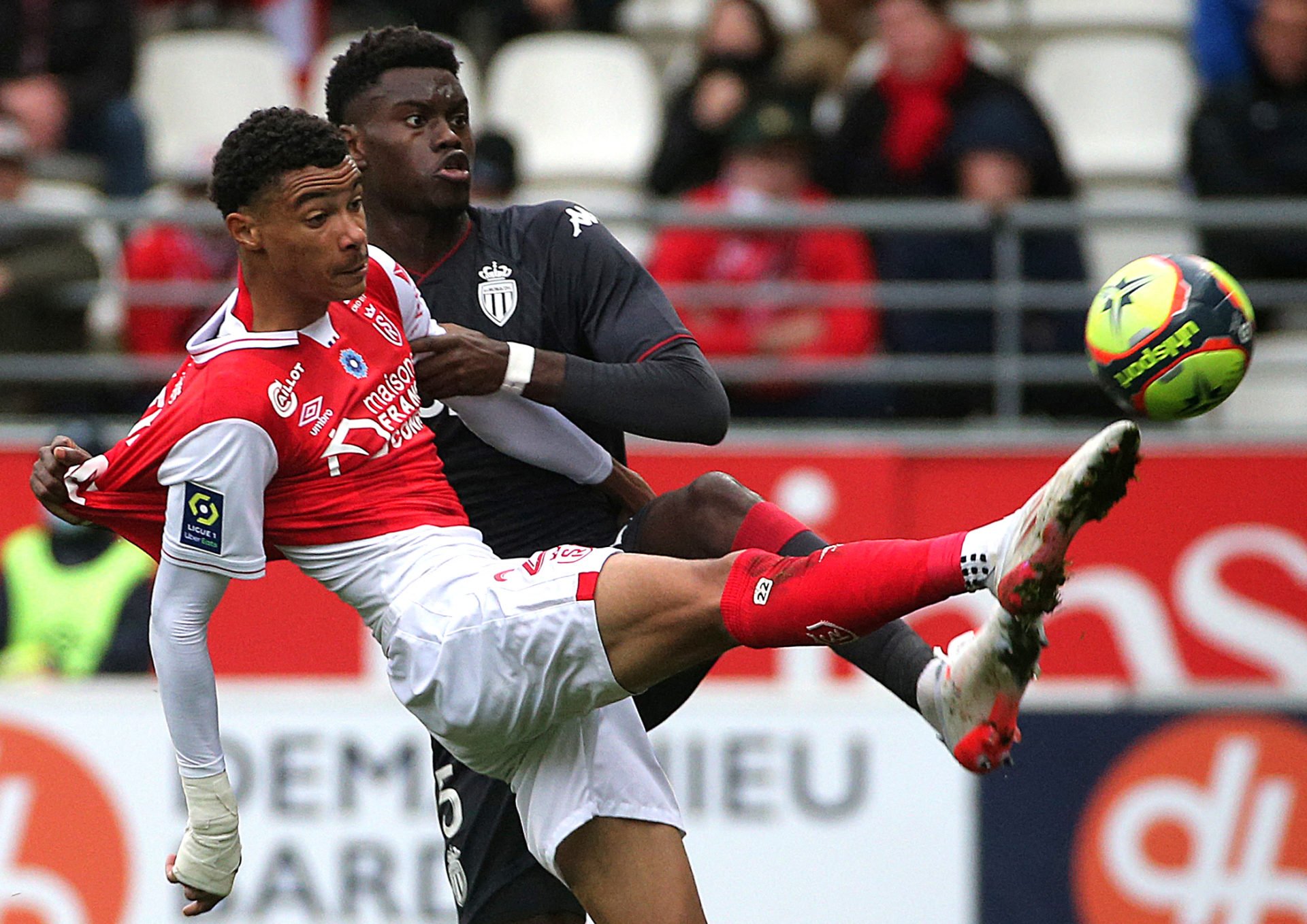 Reims' French forward Hugo Ekitike (L) fights for the ball with Monaco's French defender Benoit Badiashile Mukinayi (R) during the French L1 football match between Stade de Reims and AS Monaco at Stade Auguste-Delaune in Reims, northern France on November 7, 2021. (Photo by FRANCOIS NASCIMBENI / AFP) (Photo by FRANCOIS NASCIMBENI/AFP via Getty Images)