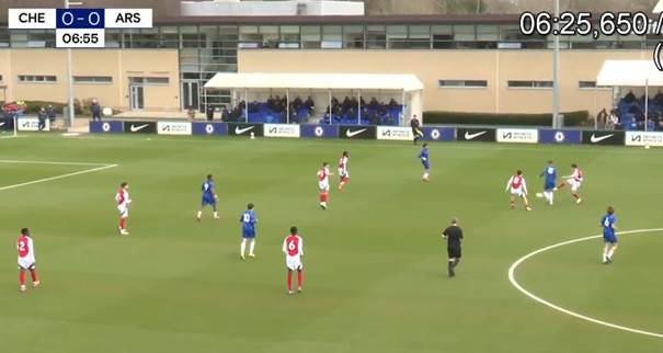 Une image contenant herbe, joueur de foot, Stade de foot, compétition sportive

Le contenu généré par l’IA peut être incorrect.