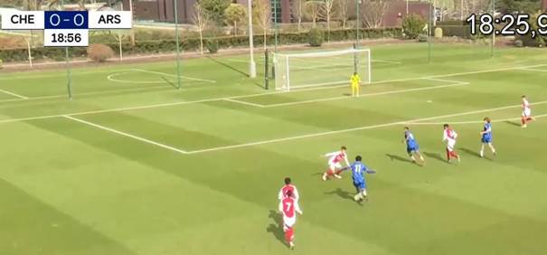 Une image contenant compétition sportive, sport, équipement sportif, herbe

Le contenu généré par l’IA peut être incorrect.