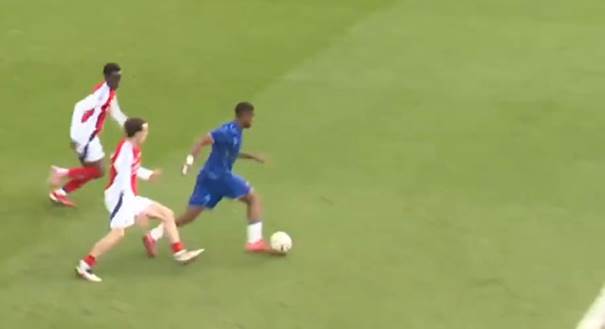 Une image contenant herbe, personne, joueur de foot, football

Le contenu généré par l’IA peut être incorrect.