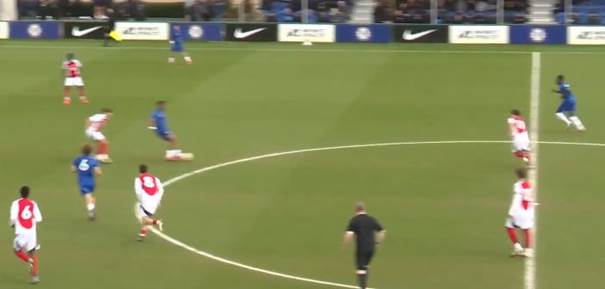Une image contenant herbe, joueur de foot, Stade de foot, plein air

Le contenu généré par l’IA peut être incorrect.