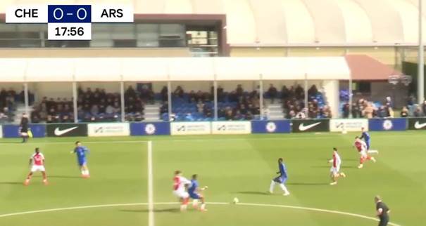 Une image contenant herbe, plein air, joueur de foot, Site sportif

Le contenu généré par l’IA peut être incorrect.