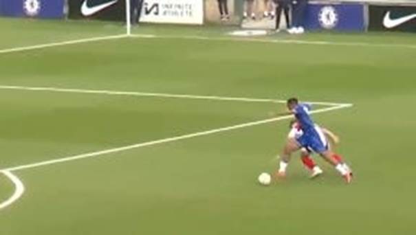 Une image contenant herbe, personne, joueur de foot, compétition sportive

Le contenu généré par l’IA peut être incorrect.