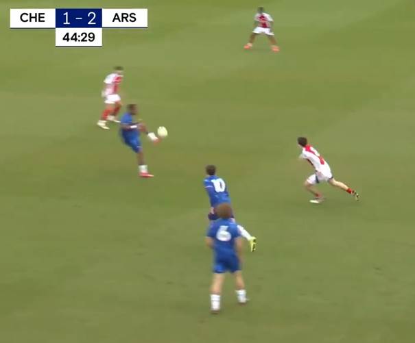 Une image contenant herbe, personne, joueur de foot, Jeu de balle

Le contenu généré par l’IA peut être incorrect.