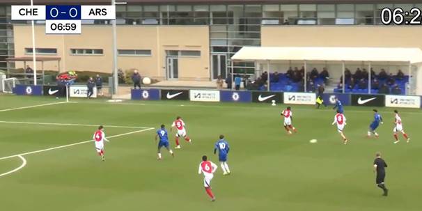 Une image contenant herbe, joueur de foot, football, Joueur de football

Le contenu généré par l’IA peut être incorrect.