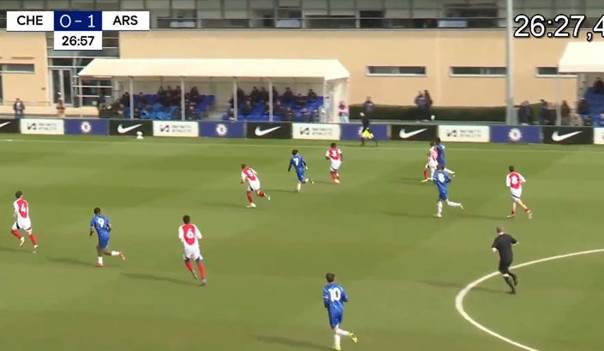 Une image contenant herbe, joueur de foot, plein air, Stade de foot

Le contenu généré par l’IA peut être incorrect.