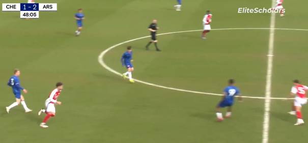 Une image contenant compétition sportive, sport, herbe, joueur de foot

Le contenu généré par l’IA peut être incorrect.