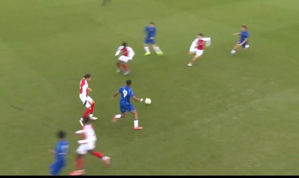 Une image contenant herbe, joueur de foot, compétition sportive, plein air

Le contenu généré par l’IA peut être incorrect.
