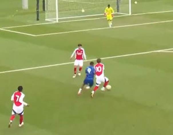 Une image contenant herbe, compétition sportive, sport, personne

Le contenu généré par l’IA peut être incorrect.