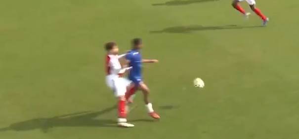 Une image contenant herbe, personne, joueur de foot, sport

Le contenu généré par l’IA peut être incorrect.